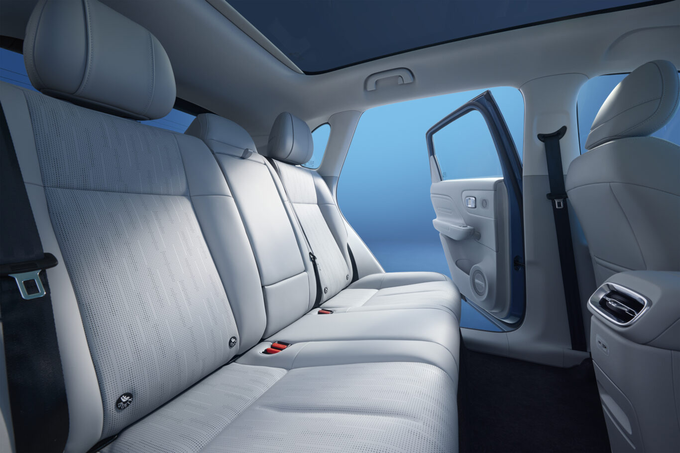 Całkowicie rozkładane fotele Leapmotor B10 Auto-Gazda