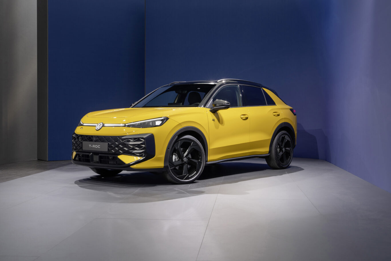 DB2025AU00921 żółty nowy T-roc
