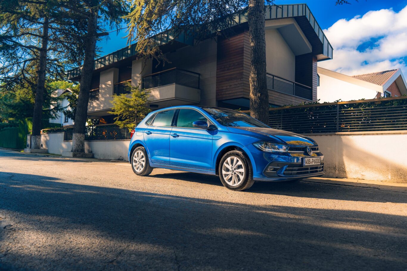 zaparkowany na poboczu granatowy volkswagen polo