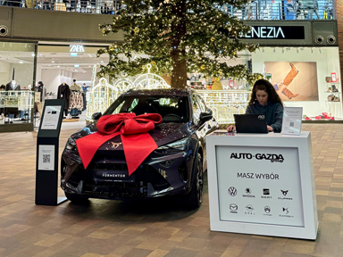 CUPRA Formentor pod choinką w centrum handlowym