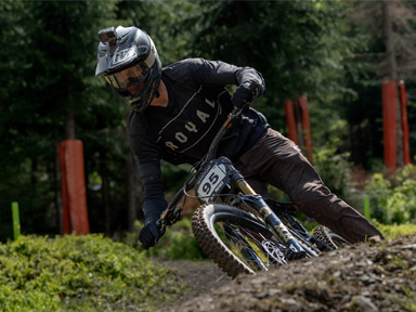 rowerzysta MTB wykonuje skok na trasie zawodów iXS Downhill Cup w Szczyrku
