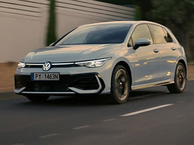 Volkswagen golf na drodze