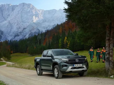 amarok na górskiej drodze