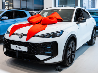 biały volkswagen T roc z kokardą na masce