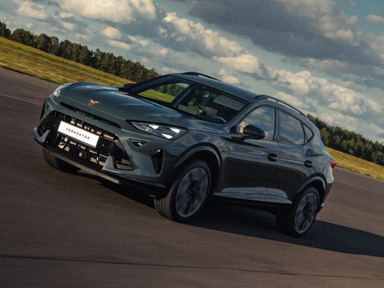 czarna cupra formentor podczas jazdy