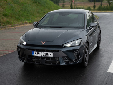 czarna cupra leon