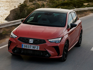 czerwony seat ibiza na drodze