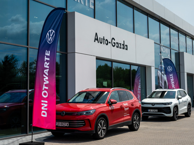 dwa samochody stoją przed salonem volkswagen auto gazda
