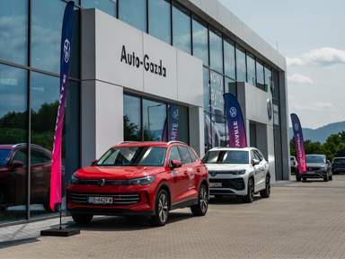 dwa samochody volkswagen stoją przed salonem auto gazda