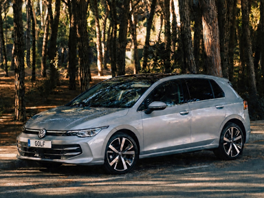 golf pure na leśnej drodze auto gazda