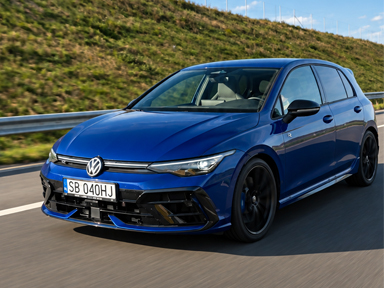 granatowy golf r na drodze
