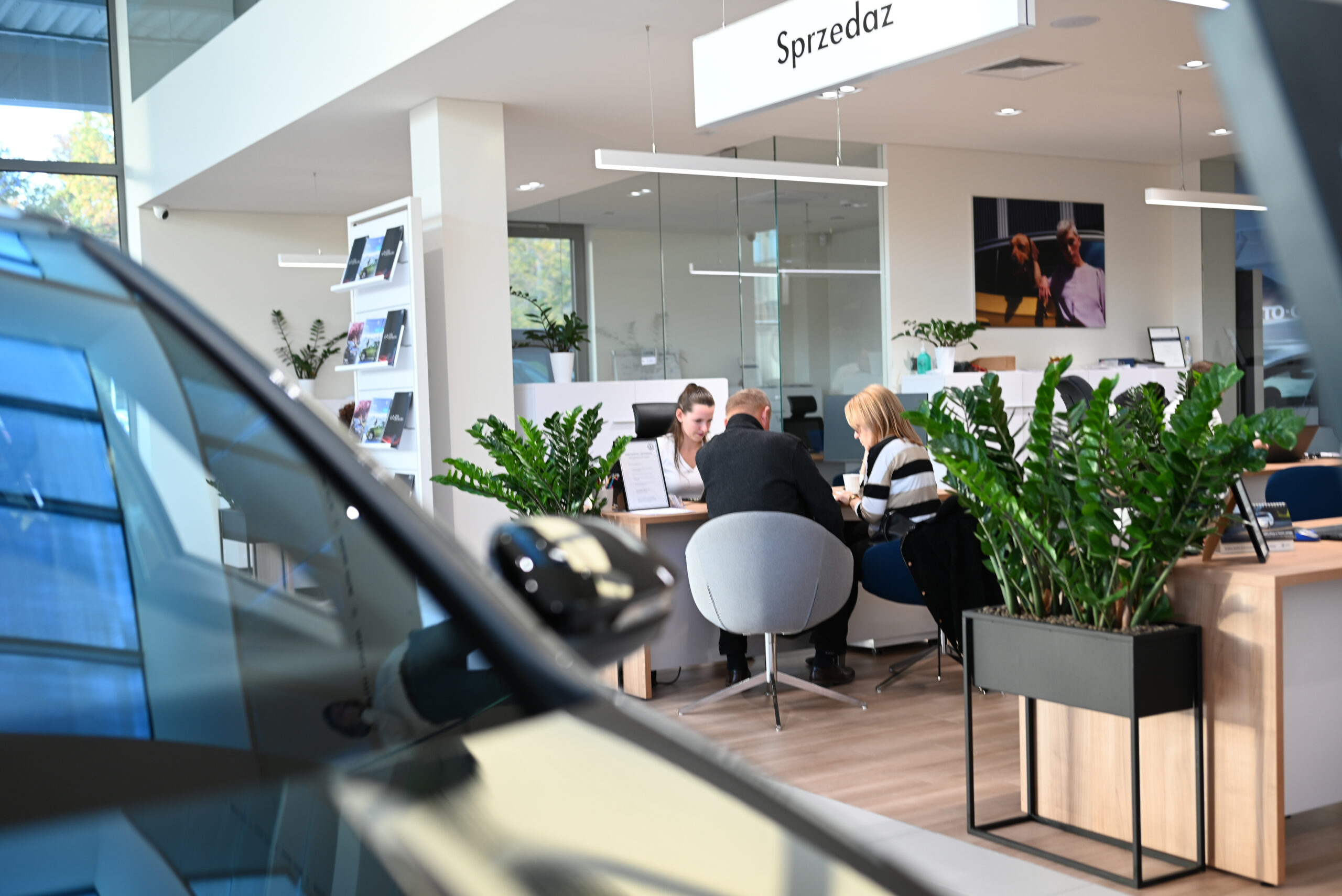 klienci volkswagen są obsługiwani przez handlowca w salonie