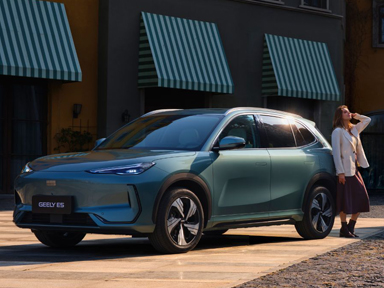 kobieta oparta o samochód geely e5