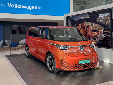 pomarańczowy Volkswagen ID Buzz w salonie Volkswagen