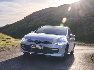 samochód volkswagen na górskiej drodze