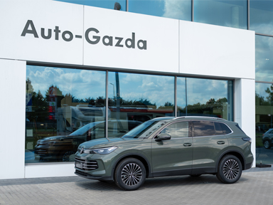 samochód volkswagen tiguan przed salonem volkswagen auto gazda