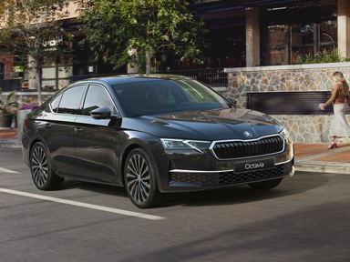 czarna skoda octavia na drodze