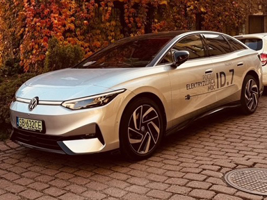 srebrne id 7 zaparkowane na poboczu