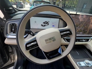 wnętrze geely monjaro auto gazda