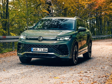 zielony tiguan na górskiej drodze
