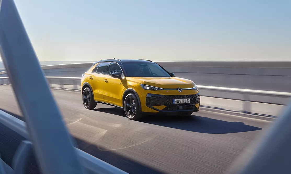 zółty nowy volkswagen t roc na drodze