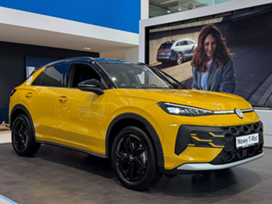 żółty t roc w salonie Volkswagen Bielsko