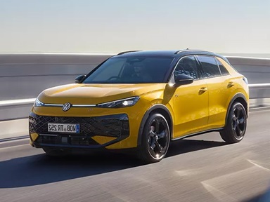 żółty volkswagen t roc na drodze